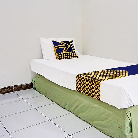 Oyo Life 91896 Kost Bu Dewi Syariah Ξενοδοχείο Pasuruan Εξωτερικό φωτογραφία