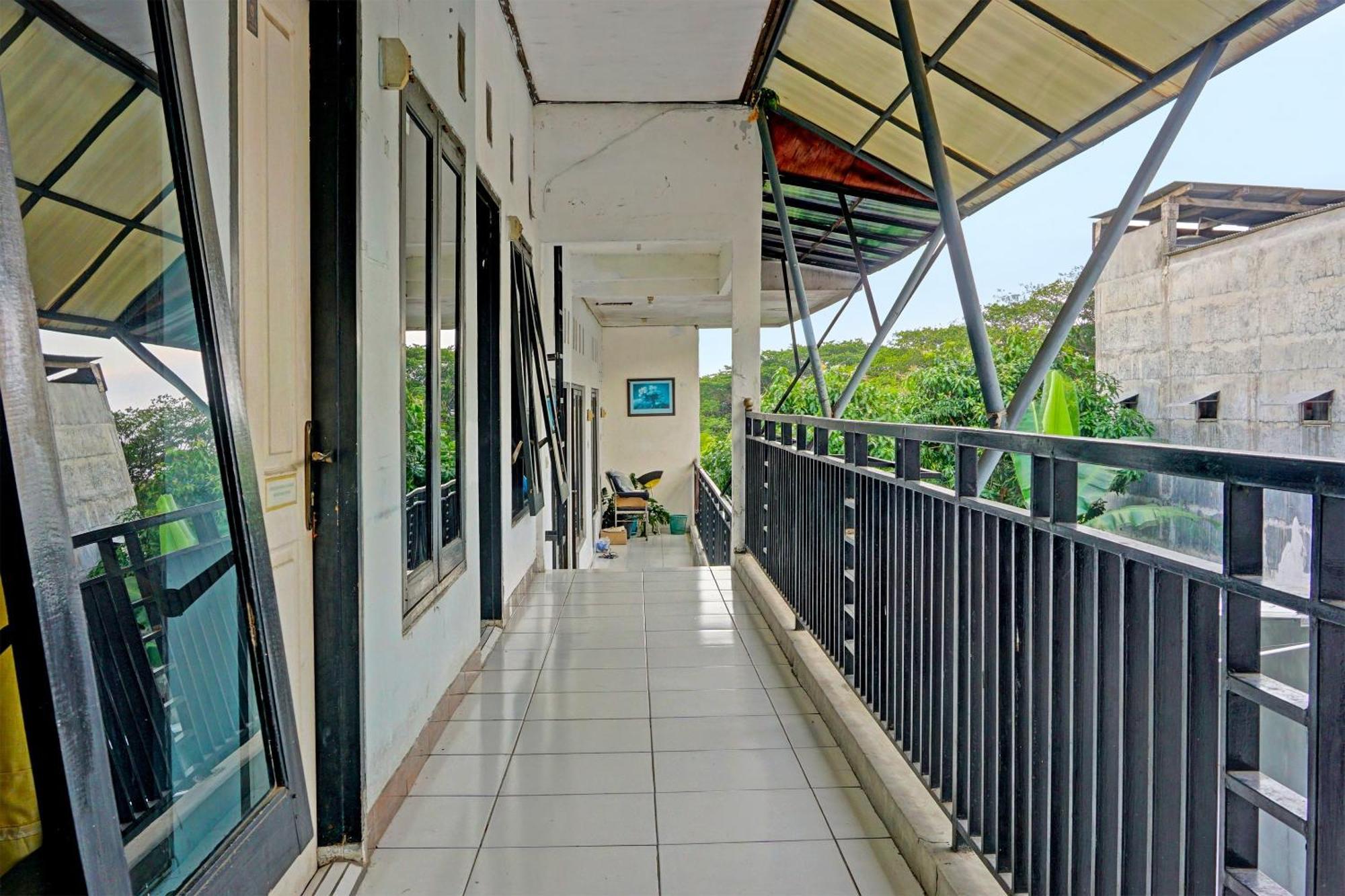 Oyo Life 91896 Kost Bu Dewi Syariah Ξενοδοχείο Pasuruan Εξωτερικό φωτογραφία