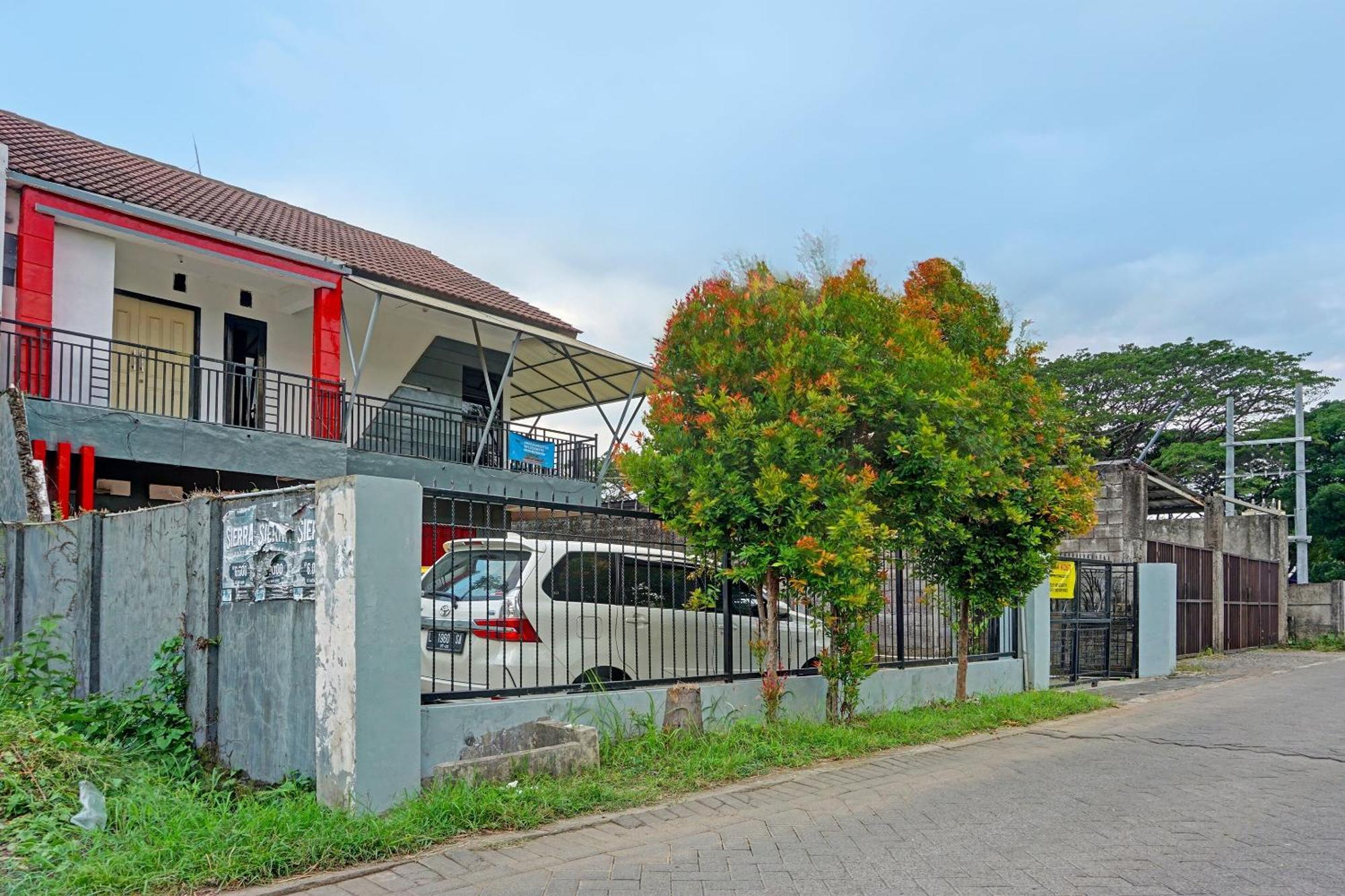 Oyo Life 91896 Kost Bu Dewi Syariah Ξενοδοχείο Pasuruan Εξωτερικό φωτογραφία