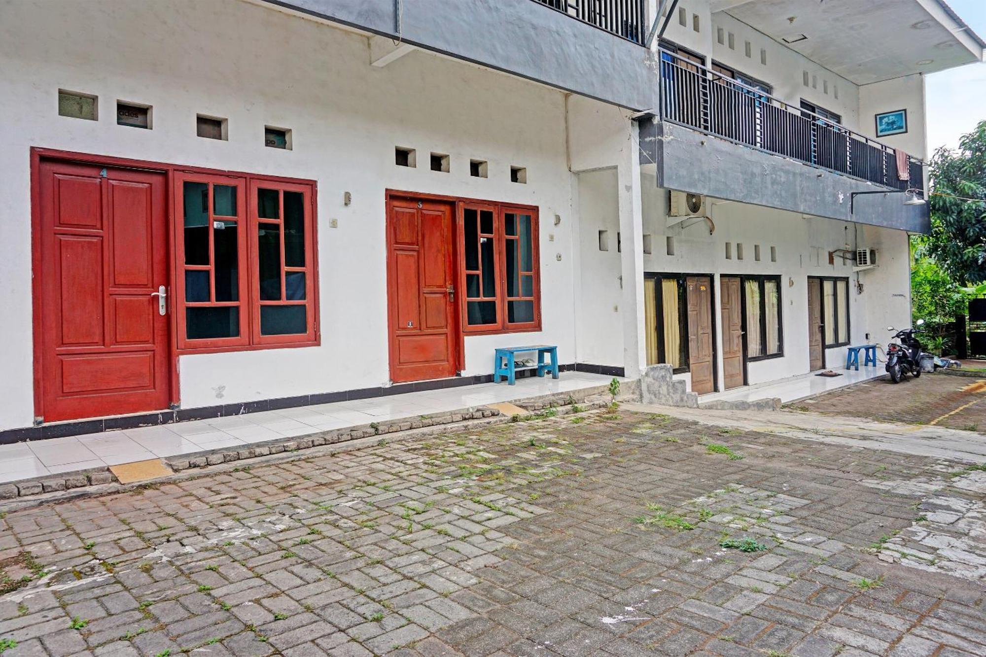 Oyo Life 91896 Kost Bu Dewi Syariah Ξενοδοχείο Pasuruan Εξωτερικό φωτογραφία