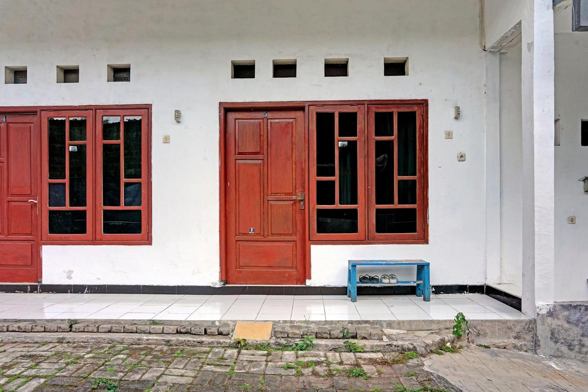 Oyo Life 91896 Kost Bu Dewi Syariah Ξενοδοχείο Pasuruan Εξωτερικό φωτογραφία