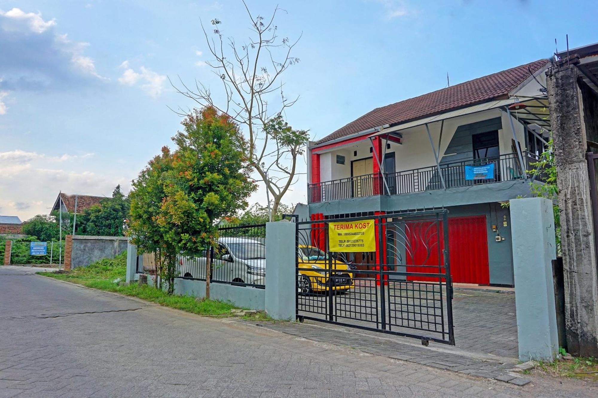 Oyo Life 91896 Kost Bu Dewi Syariah Ξενοδοχείο Pasuruan Εξωτερικό φωτογραφία