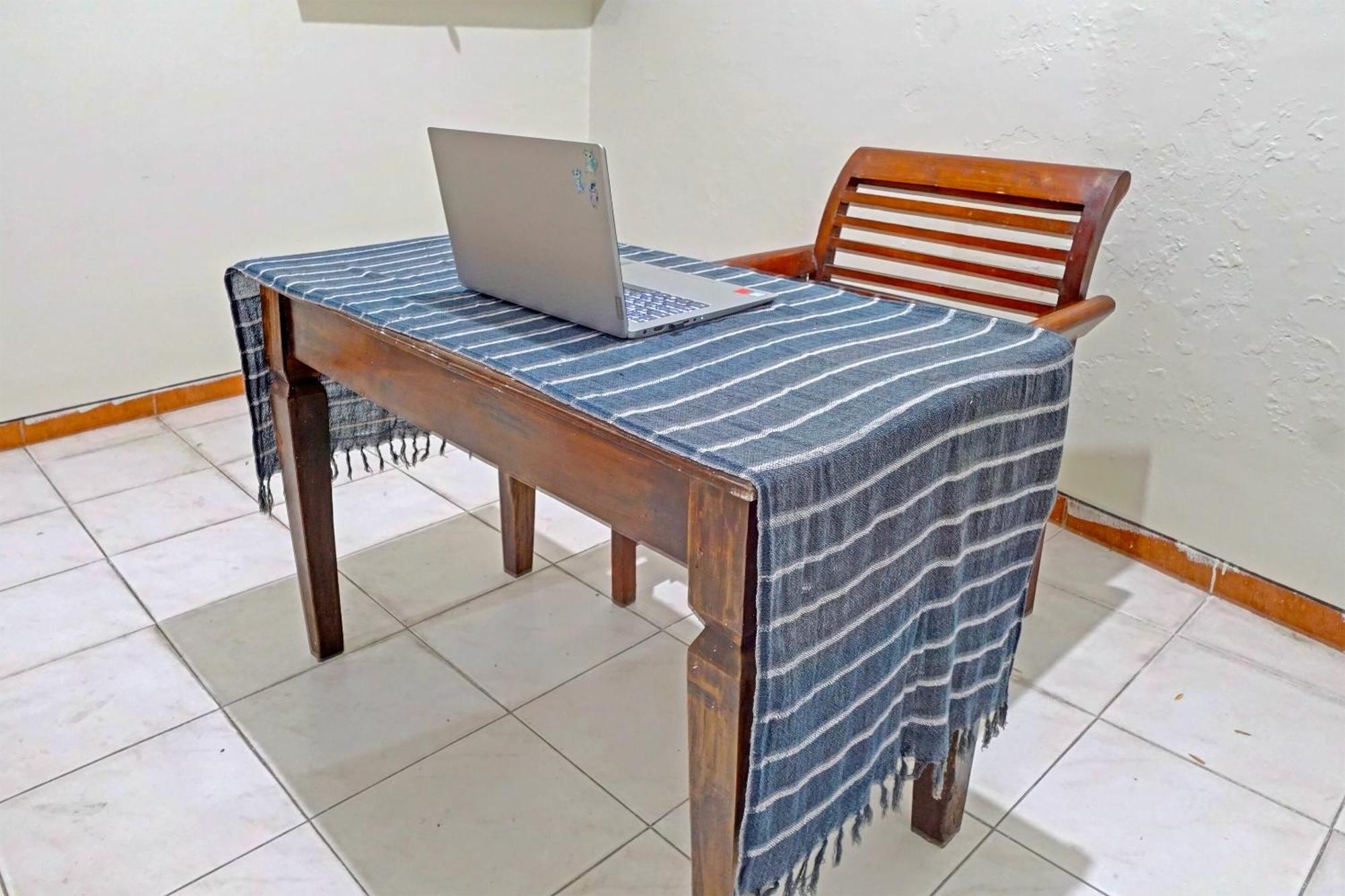 Oyo Life 91896 Kost Bu Dewi Syariah Ξενοδοχείο Pasuruan Εξωτερικό φωτογραφία