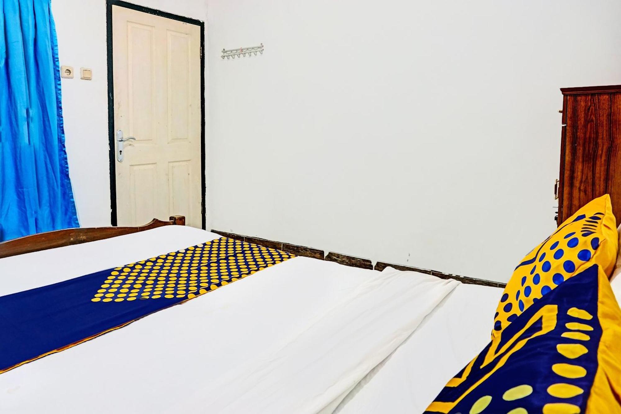 Oyo Life 91896 Kost Bu Dewi Syariah Ξενοδοχείο Pasuruan Εξωτερικό φωτογραφία