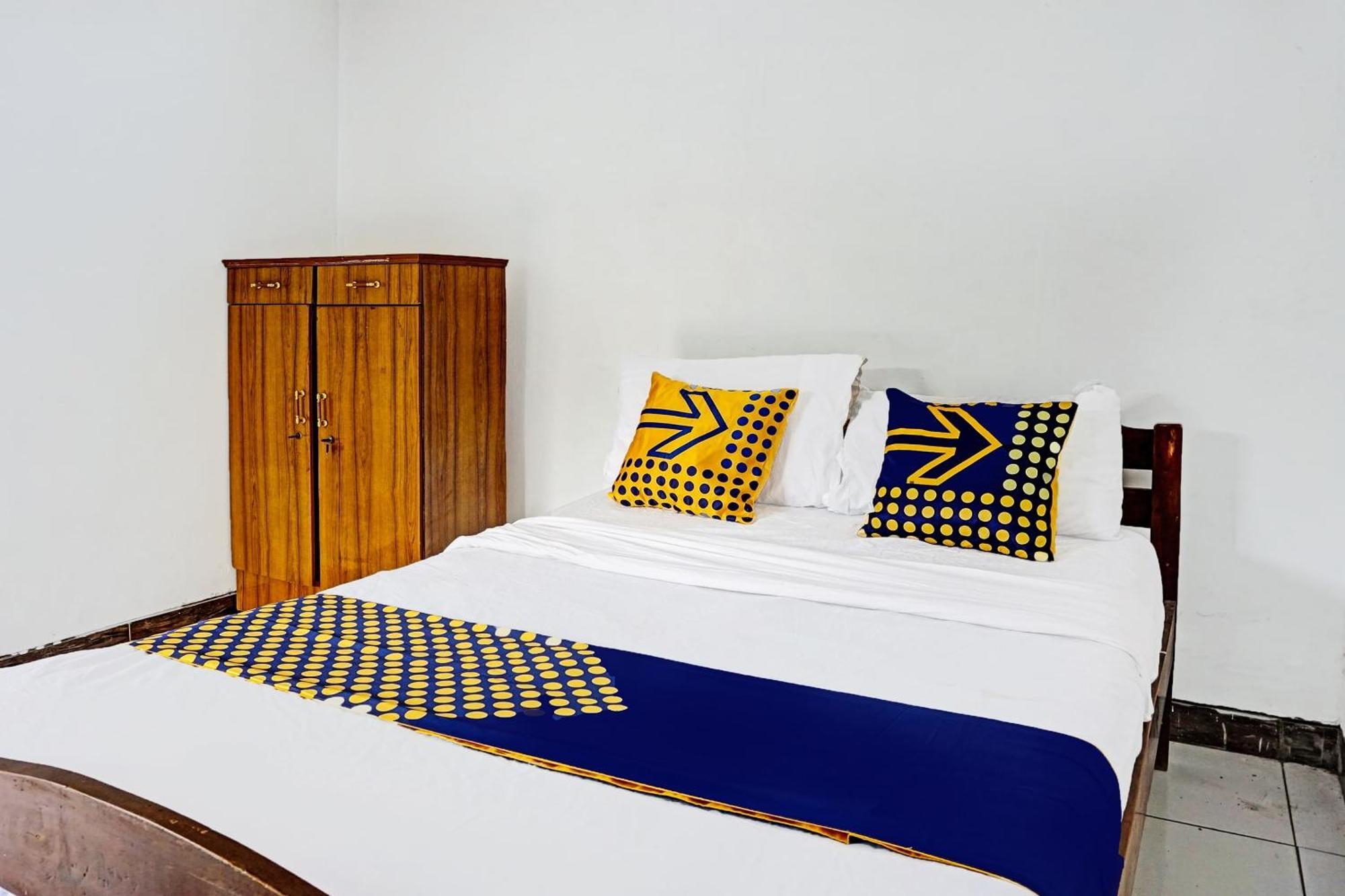 Oyo Life 91896 Kost Bu Dewi Syariah Ξενοδοχείο Pasuruan Εξωτερικό φωτογραφία