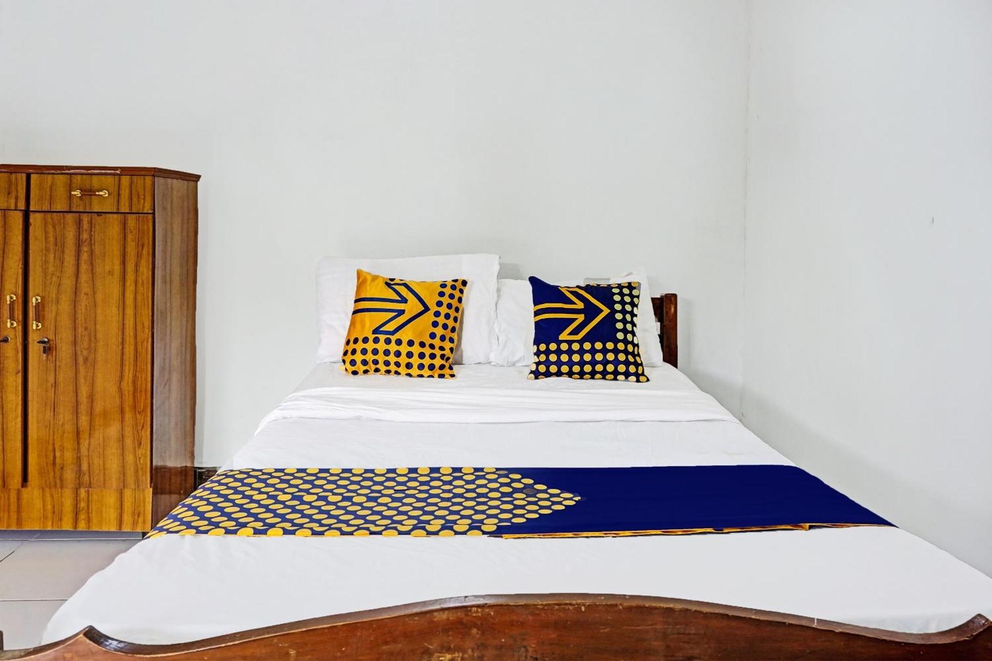 Oyo Life 91896 Kost Bu Dewi Syariah Ξενοδοχείο Pasuruan Εξωτερικό φωτογραφία