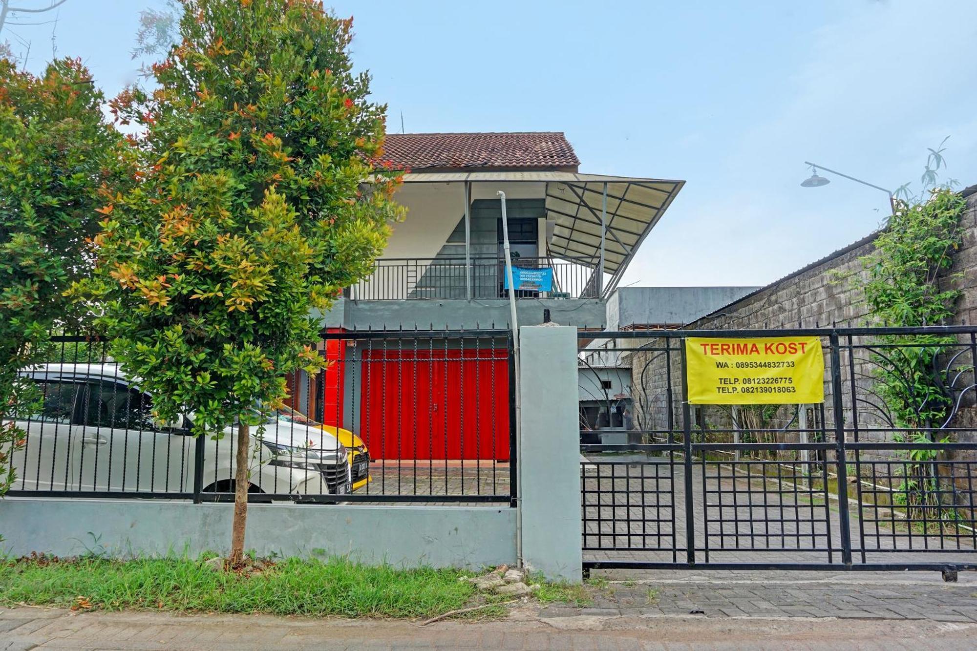Oyo Life 91896 Kost Bu Dewi Syariah Ξενοδοχείο Pasuruan Εξωτερικό φωτογραφία